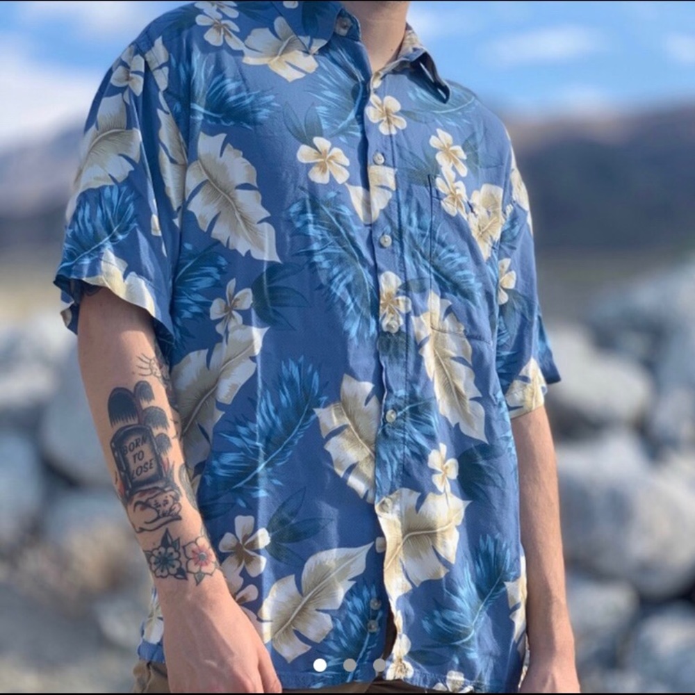Blue Hawaiian soft button up shirt medium